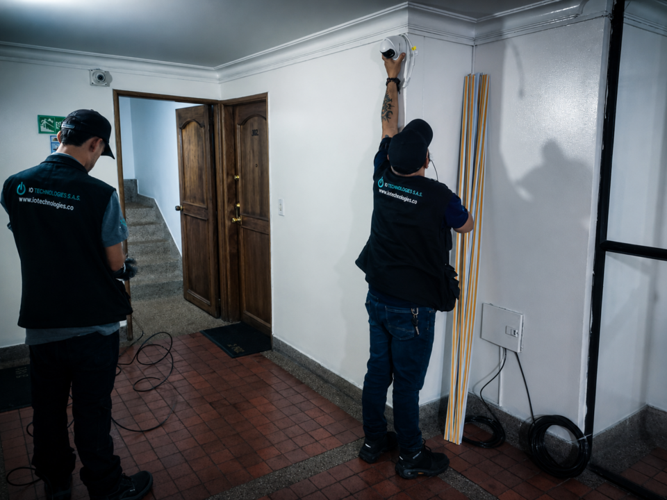 Imagen de apoyo para artículo sobre checklist CCTV para conjuntos residenciales en Bogotá. Muestra una instalación técnica de cámaras de seguridad realizada por IO Technologies, como referencia visual para revisar cobertura, puntos críticos y funcionamiento del sistema de videovigilancia.